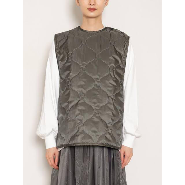 HYKE(ハイク)のHYKE / QUILTED VEST カーキ サイズ02 ハイク ベスト  レディースのトップス(Tシャツ(半袖/袖なし))の商品写真