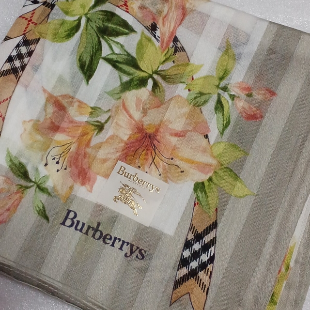 BURBERRY(バーバリー)の値下げ📌バーバリー☆大判ハンカチーフ58×58 レディースのファッション小物(ハンカチ)の商品写真