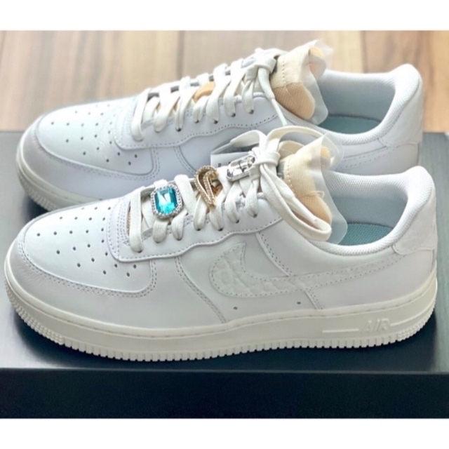 NIKE(ナイキ)の一点限り再々入荷◎NIKE WMNS AIR FORCE１ 　ジュエル　ホワイト レディースの靴/シューズ(スニーカー)の商品写真