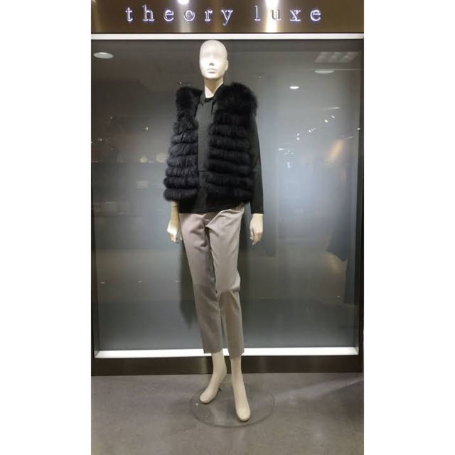 Theory luxe(セオリーリュクス)のTheory luxe フォックスファージレ レディースのジャケット/アウター(毛皮/ファーコート)の商品写真