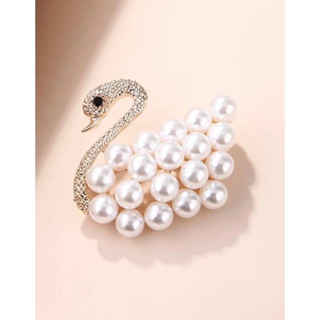SWAROVSKI - 【新品】パール白鳥ブローチ ラインストーン