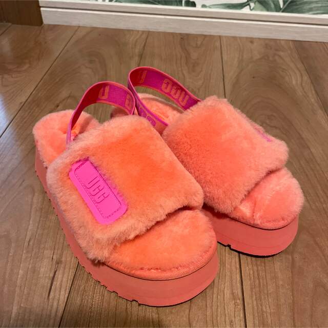 UGG(アグ)のugg ファーサンダル　サイズ7 新品未使用　アグ　 レディースの靴/シューズ(サンダル)の商品写真