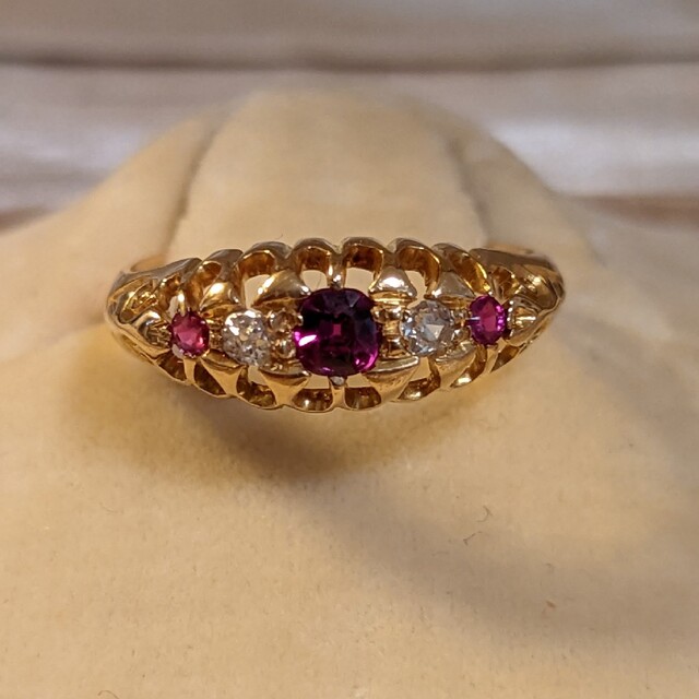 イギリスアンティーク　エドワーディアン　合成ルビーとダイヤモンドのリング　１８金 レディースのアクセサリー(リング(指輪))の商品写真