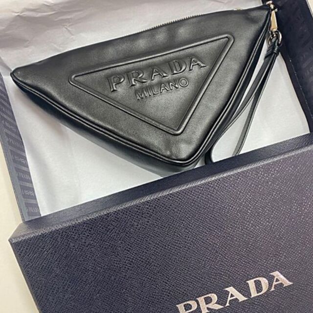 PRADA - 【新品・未使用】PRADA プラダ トライアングル レザー ポーチの通販 by ヒデハル's shop｜プラダならラクマ