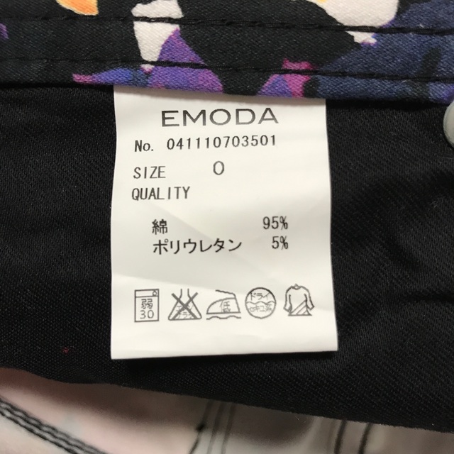EMODA(エモダ)の新品　EMODA フラワースキニー レディースのパンツ(スキニーパンツ)の商品写真