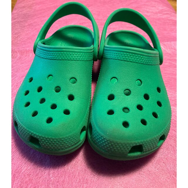 crocs(クロックス)のクロックス　キッズ　サンダル　緑　18cm キッズ/ベビー/マタニティのキッズ靴/シューズ(15cm~)(サンダル)の商品写真