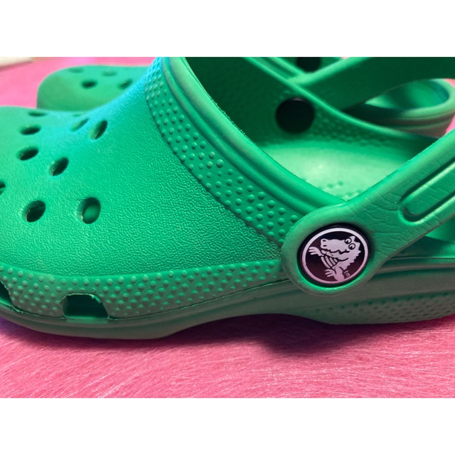 crocs(クロックス)のクロックス　キッズ　サンダル　緑　18cm キッズ/ベビー/マタニティのキッズ靴/シューズ(15cm~)(サンダル)の商品写真