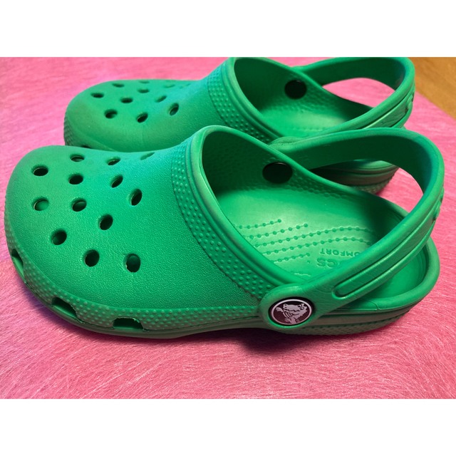 crocs(クロックス)のクロックス　キッズ　サンダル　緑　18cm キッズ/ベビー/マタニティのキッズ靴/シューズ(15cm~)(サンダル)の商品写真