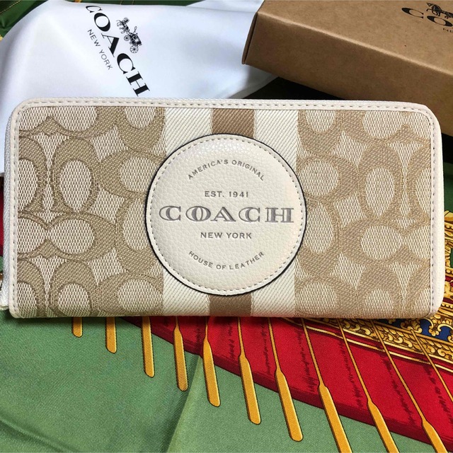 COACH(コーチ)のCOACH コーチ　フルオープンラウンドファスナー　長財布　ベージュ　ワッペン レディースのファッション小物(財布)の商品写真