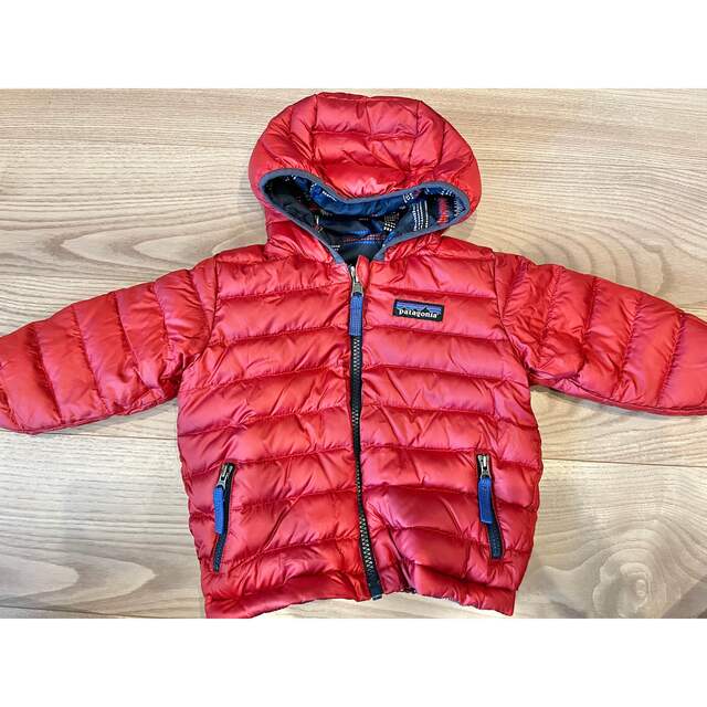 patagonia(パタゴニア)のパタゴニア　ベビー・リバーシブル・ダウン・セーター・フーディー　6-12M キッズ/ベビー/マタニティのベビー服(~85cm)(ジャケット/コート)の商品写真