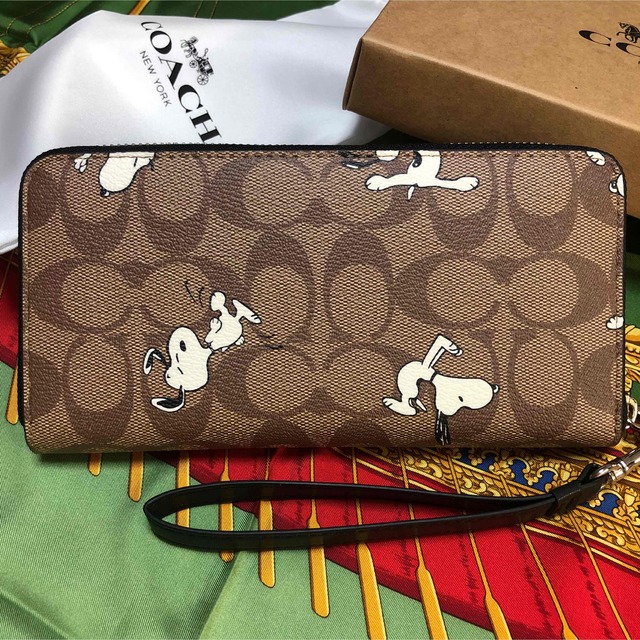 COACH(コーチ)のみー様専用　COACH コーチ　長財布　シグネチャー　スヌーピー レディースのファッション小物(財布)の商品写真