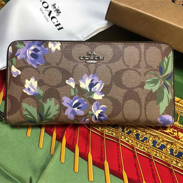 COACH(コーチ)のCOACH コーチ　長財布　ラウンドファスナー　シグネチャー　パープル花柄 レディースのファッション小物(財布)の商品写真