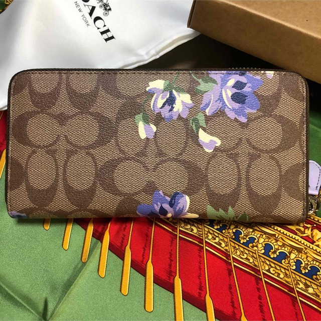 COACH(コーチ)のCOACH コーチ　長財布　ラウンドファスナー　シグネチャー　パープル花柄 レディースのファッション小物(財布)の商品写真