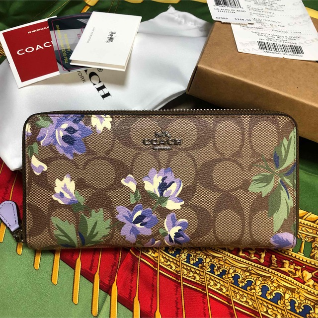 COACH(コーチ)のCOACH コーチ　長財布　ラウンドファスナー　シグネチャー　パープル花柄 レディースのファッション小物(財布)の商品写真