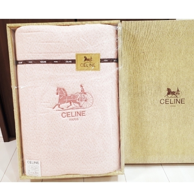 celine(セリーヌ)の【新品】　CELINE　布団　軽くてあたたかい　ピンク　パリス インテリア/住まい/日用品の寝具(布団)の商品写真