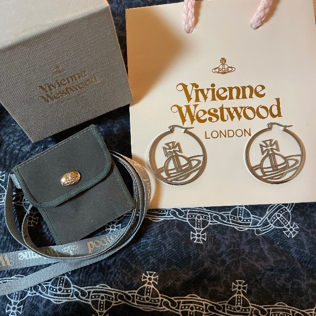 Vivienne Westwood(ヴィヴィアンウエストウッド)の廃盤　レア　ヴィヴィアン ウエストウッド　フープ　プレートオーブ　ピアス レディースのアクセサリー(ピアス)の商品写真