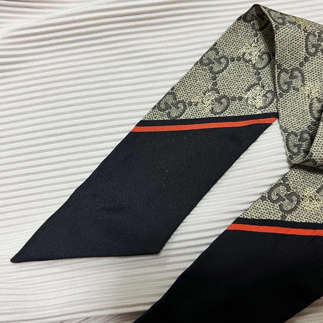 GUCCI GGビー(ハチ)ツイリー スカーフ ブラック&レッド GUCCI GGビー(ハチ)ツイリー スカーフ ブラック&レッド