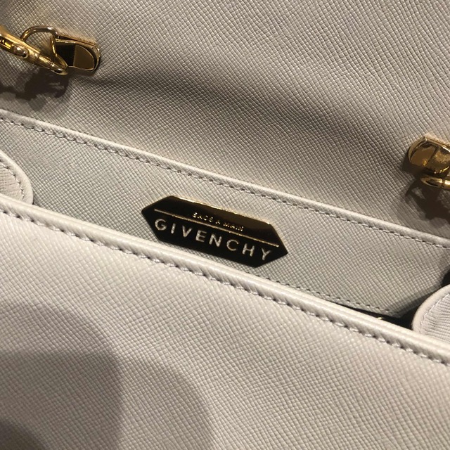 GIVENCHY(ジバンシィ)のGIVENCHY エンボスショルダーバッグ レディースのバッグ(ショルダーバッグ)の商品写真