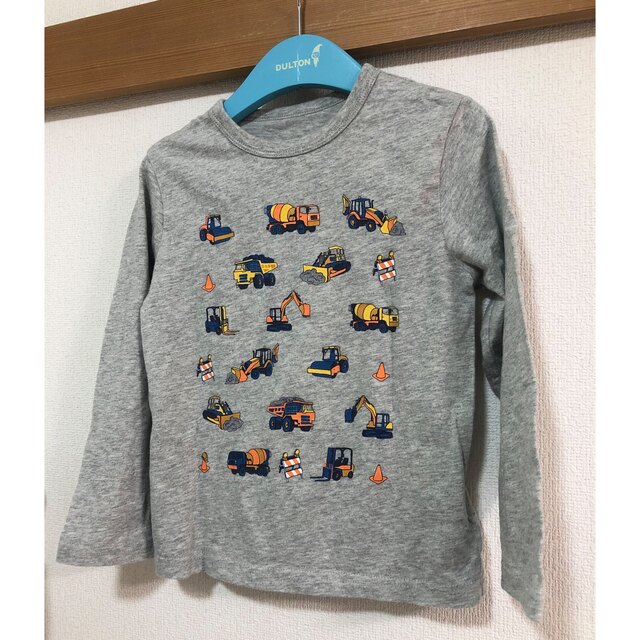 GAP Kids(ギャップキッズ)の美品 ギャップ キッズ 長袖T 車柄 110センチ 灰色 子供服 丸首 男の子 キッズ/ベビー/マタニティのキッズ服男の子用(90cm~)(Tシャツ/カットソー)の商品写真