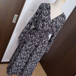 ダブルクローゼット(w closet)の超美品！ W CLOSET ダブルクローゼット　花柄カシュクールロングワンピース(ロングワンピース/マキシワンピース)