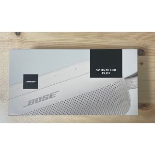 ボーズ(BOSE)のBOSE ブルートゥーススピーカー SOUNDLINK FLEX ホワイトスモー(スピーカー)