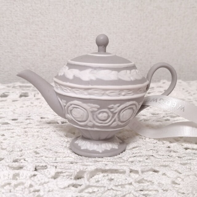 WEDGWOOD(ウェッジウッド)のWEDGWOOD 　ウェッジウッド　クリスマスオーナメント　ポット型 ハンドメイドのインテリア/家具(インテリア雑貨)の商品写真