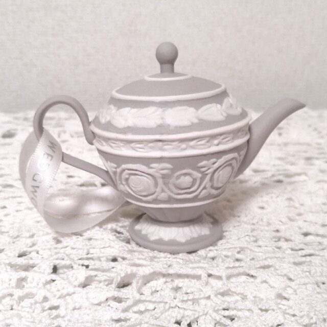 WEDGWOOD(ウェッジウッド)のWEDGWOOD 　ウェッジウッド　クリスマスオーナメント　ポット型 ハンドメイドのインテリア/家具(インテリア雑貨)の商品写真