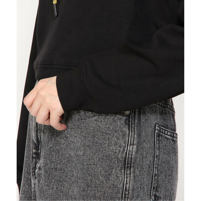 GUESS(ゲス)の【ブラック(JBLK)】GUESS パーカー (W)Eco Cathryn Cropped Hoodie レディースのトップス(パーカー)の商品写真