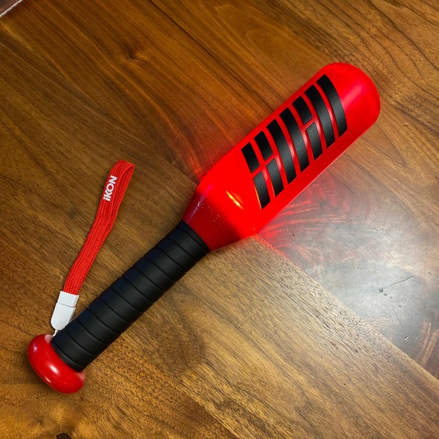 iKON(アイコン)のiKON ペンライト　KONBAT エンタメ/ホビーのタレントグッズ(アイドルグッズ)の商品写真