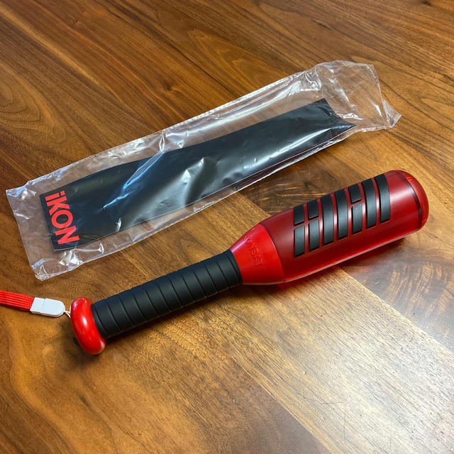 iKON(アイコン)のiKON ペンライト　KONBAT エンタメ/ホビーのタレントグッズ(アイドルグッズ)の商品写真