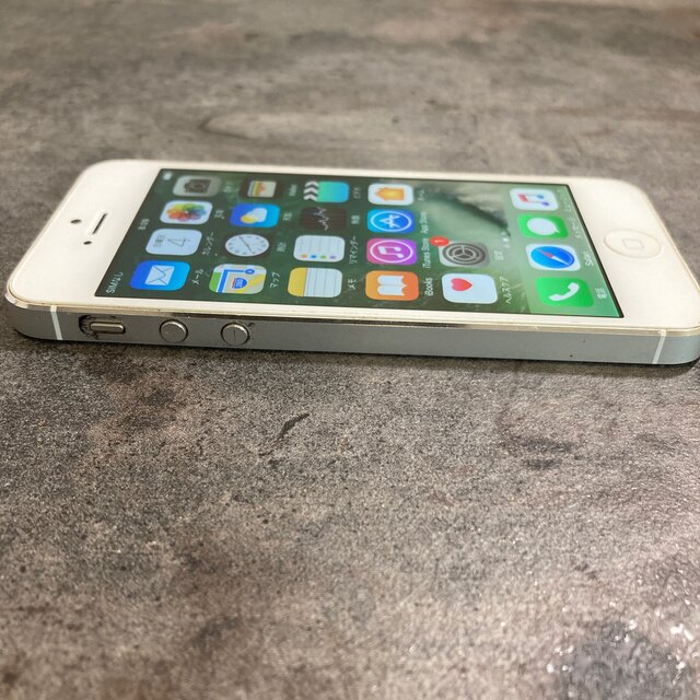 iPhone(アイフォーン)の08639T iPhone5 16GB シルバー　au 中古品 スマホ/家電/カメラのスマートフォン/携帯電話(スマートフォン本体)の商品写真