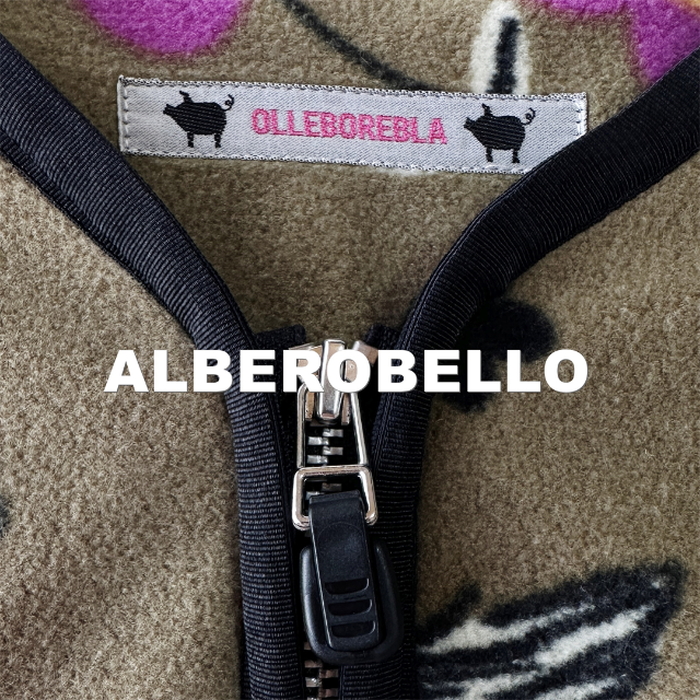 ALBEROBELLO(アルベロベロ)の【ALBEROBELLO】アルベロベロ アニマルズ総柄 フリース ジャケット レディースのジャケット/アウター(ノーカラージャケット)の商品写真