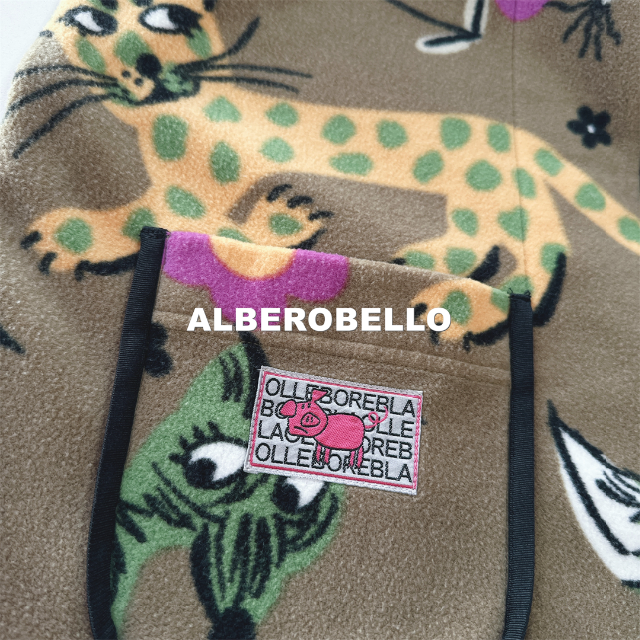 ALBEROBELLO(アルベロベロ)の【ALBEROBELLO】アルベロベロ アニマルズ総柄 フリース ジャケット レディースのジャケット/アウター(ノーカラージャケット)の商品写真