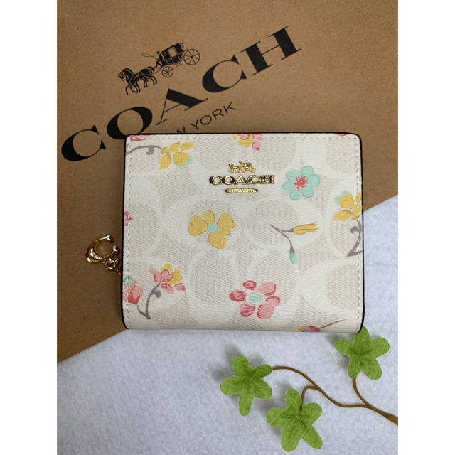 COACH - 新品コーチフローラルホワイト二つ折り財布の通販 by ラズベリー's shop｜コーチならラクマ