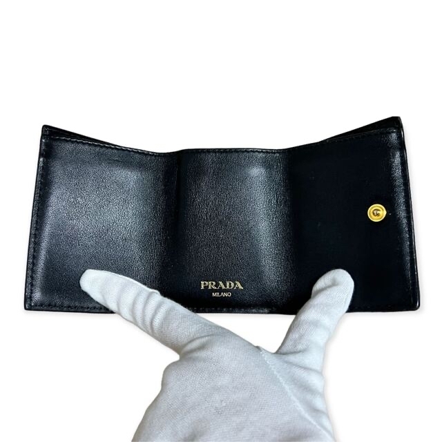 PRADA(プラダ)のプラダ　PRADA  三つ折り財布　コンパクト　ウォレット　ブラック レディースのファッション小物(財布)の商品写真