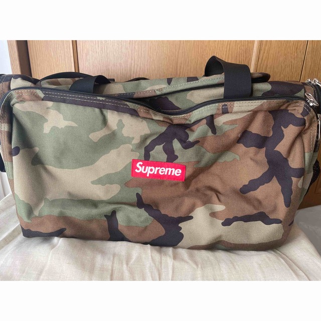 Supreme(シュプリーム)のsupreme迷彩　ボストン　シュプリーム　本物 メンズのバッグ(トラベルバッグ/スーツケース)の商品写真