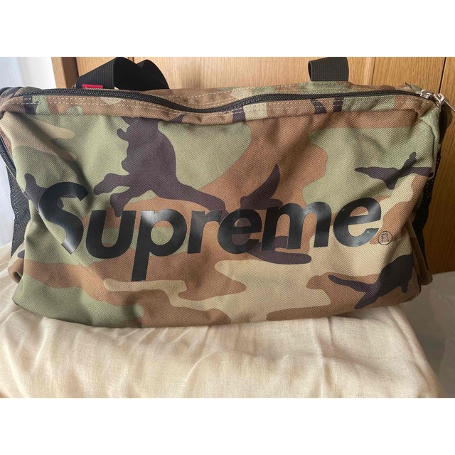 Supreme(シュプリーム)のsupreme迷彩　ボストン　シュプリーム　本物 メンズのバッグ(トラベルバッグ/スーツケース)の商品写真