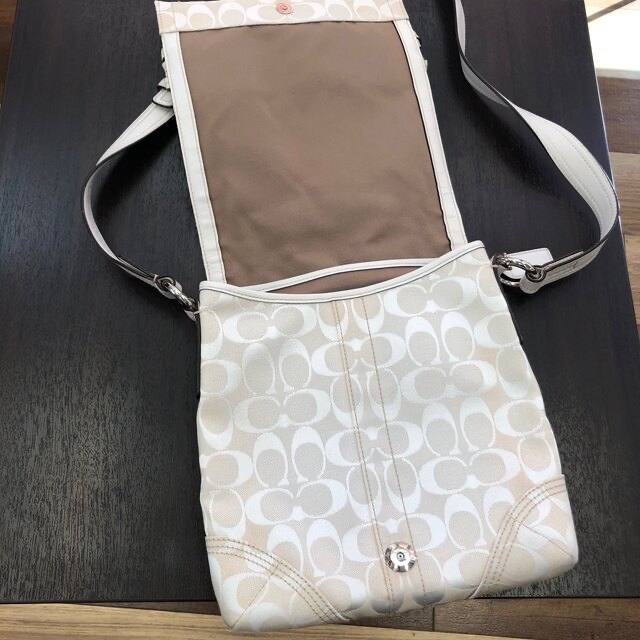 COACH(コーチ)の⭐︎しーか様専用　コーチ　シグネチャーショルダーバッグ　白　6308⭐︎ レディースのバッグ(ショルダーバッグ)の商品写真