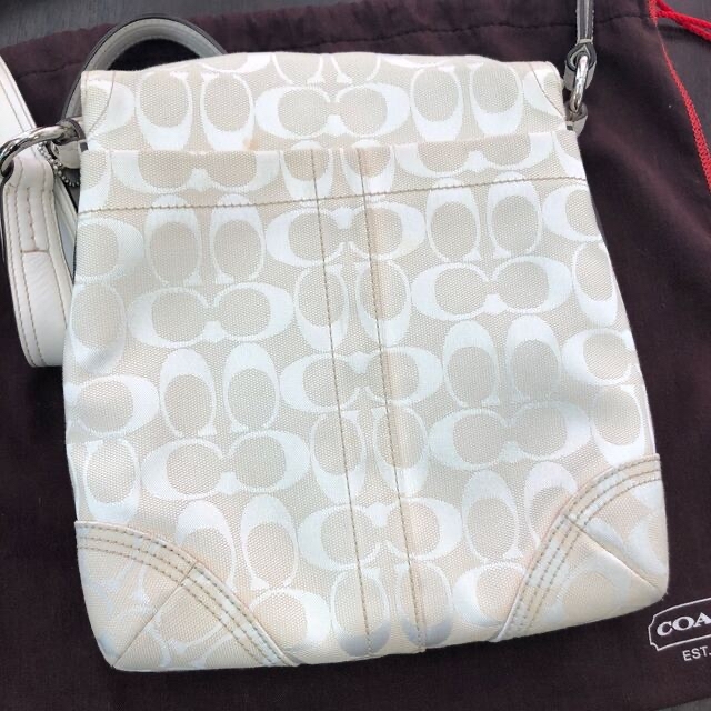 COACH(コーチ)の⭐︎しーか様専用　コーチ　シグネチャーショルダーバッグ　白　6308⭐︎ レディースのバッグ(ショルダーバッグ)の商品写真