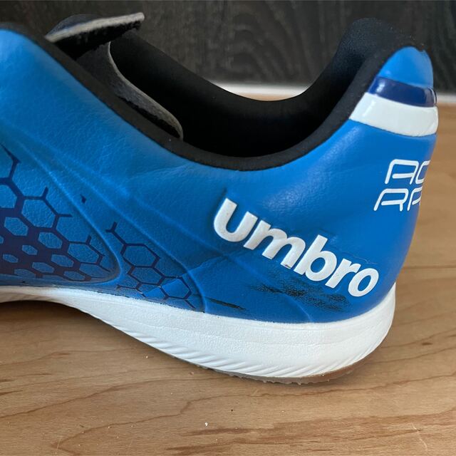 UMBRO(アンブロ)のフットサルシューズ23cm スポーツ/アウトドアのサッカー/フットサル(シューズ)の商品写真