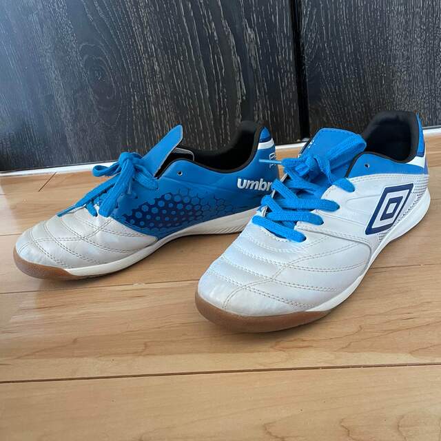 UMBRO(アンブロ)のフットサルシューズ23cm スポーツ/アウトドアのサッカー/フットサル(シューズ)の商品写真