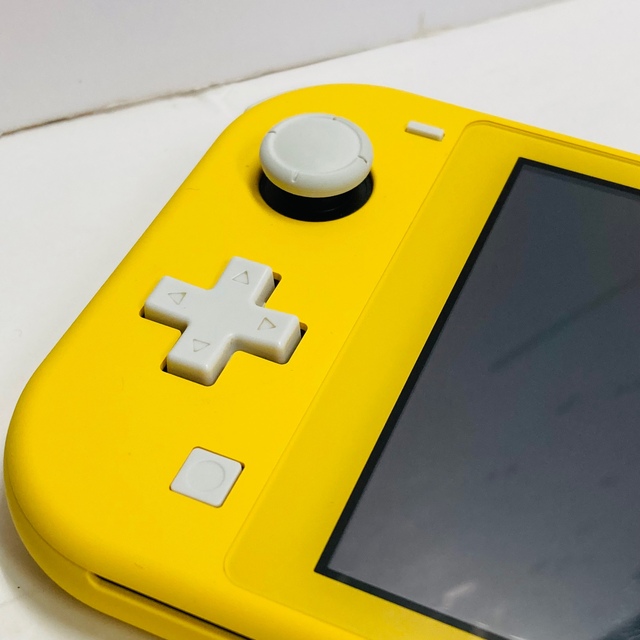 Nintendo Switch(ニンテンドースイッチ)のNintendo ニンテンドー Switch Lite スイッチライト イエロー エンタメ/ホビーのゲームソフト/ゲーム機本体(携帯用ゲーム機本体)の商品写真