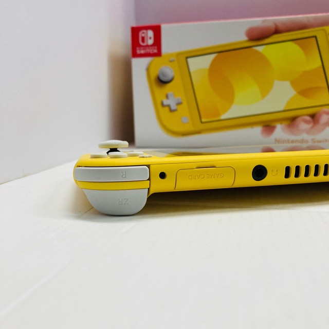 Nintendo Switch(ニンテンドースイッチ)のNintendo ニンテンドー Switch Lite スイッチライト イエロー エンタメ/ホビーのゲームソフト/ゲーム機本体(携帯用ゲーム機本体)の商品写真