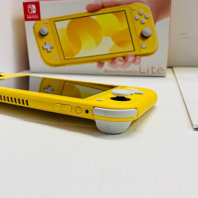 Nintendo Switch(ニンテンドースイッチ)のNintendo ニンテンドー Switch Lite スイッチライト イエロー エンタメ/ホビーのゲームソフト/ゲーム機本体(携帯用ゲーム機本体)の商品写真