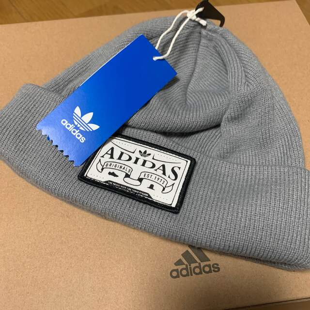 adidas(アディダス)の【2990＋税】adidas ニット キャップ グレー ワッペン  メンズの帽子(キャップ)の商品写真