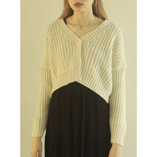 アシーム(ACYM)のACYM Betty short knit カーディガン ホワイト(カーディガン)