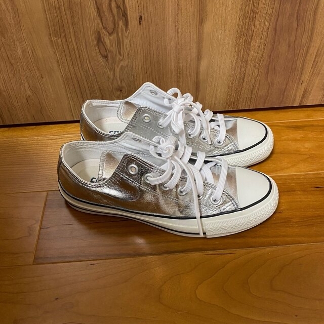 CONVERSE(コンバース)のコンバース CONVERSE レディーススニーカー シルバー　24cm レディースの靴/シューズ(スニーカー)の商品写真