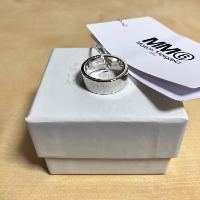 MM6(エムエムシックス)の新品 XL マルジェラ MM6 21aw ブランドロゴリング 指輪 3624 メンズのアクセサリー(リング(指輪))の商品写真