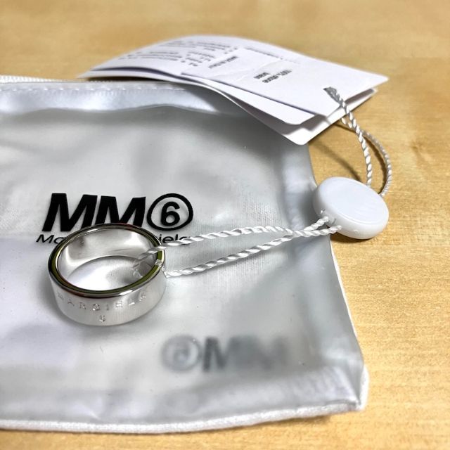 MM6(エムエムシックス)の新品 XL マルジェラ MM6 21aw ブランドロゴリング 指輪 3624 メンズのアクセサリー(リング(指輪))の商品写真