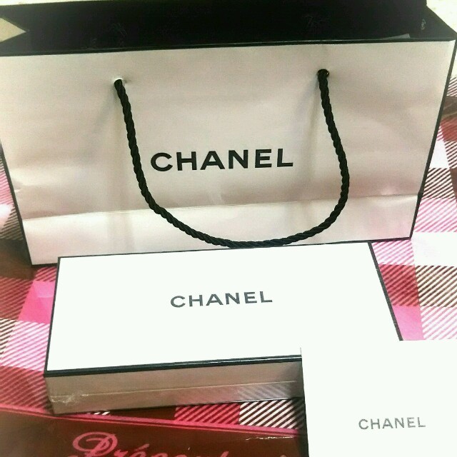 CHANEL(シャネル)の最終値下げ‼シャネル未開封⭐石鹸２個&香水   コスメ/美容のボディケア(ボディソープ/石鹸)の商品写真